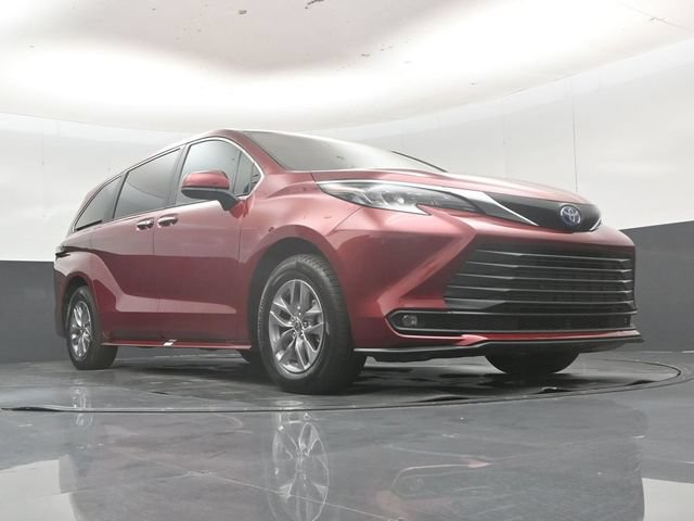 Used 2025 Toyota Sienna XLE FWD image 50