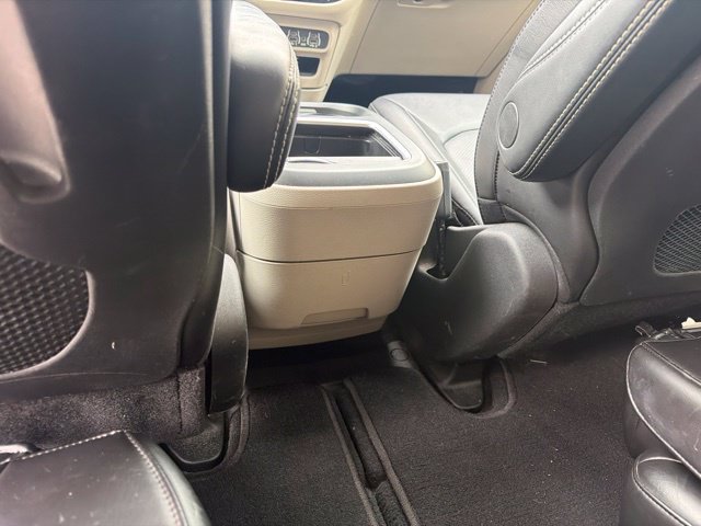Used 2024 Chrysler Pacifica Touring-L FWD image 17