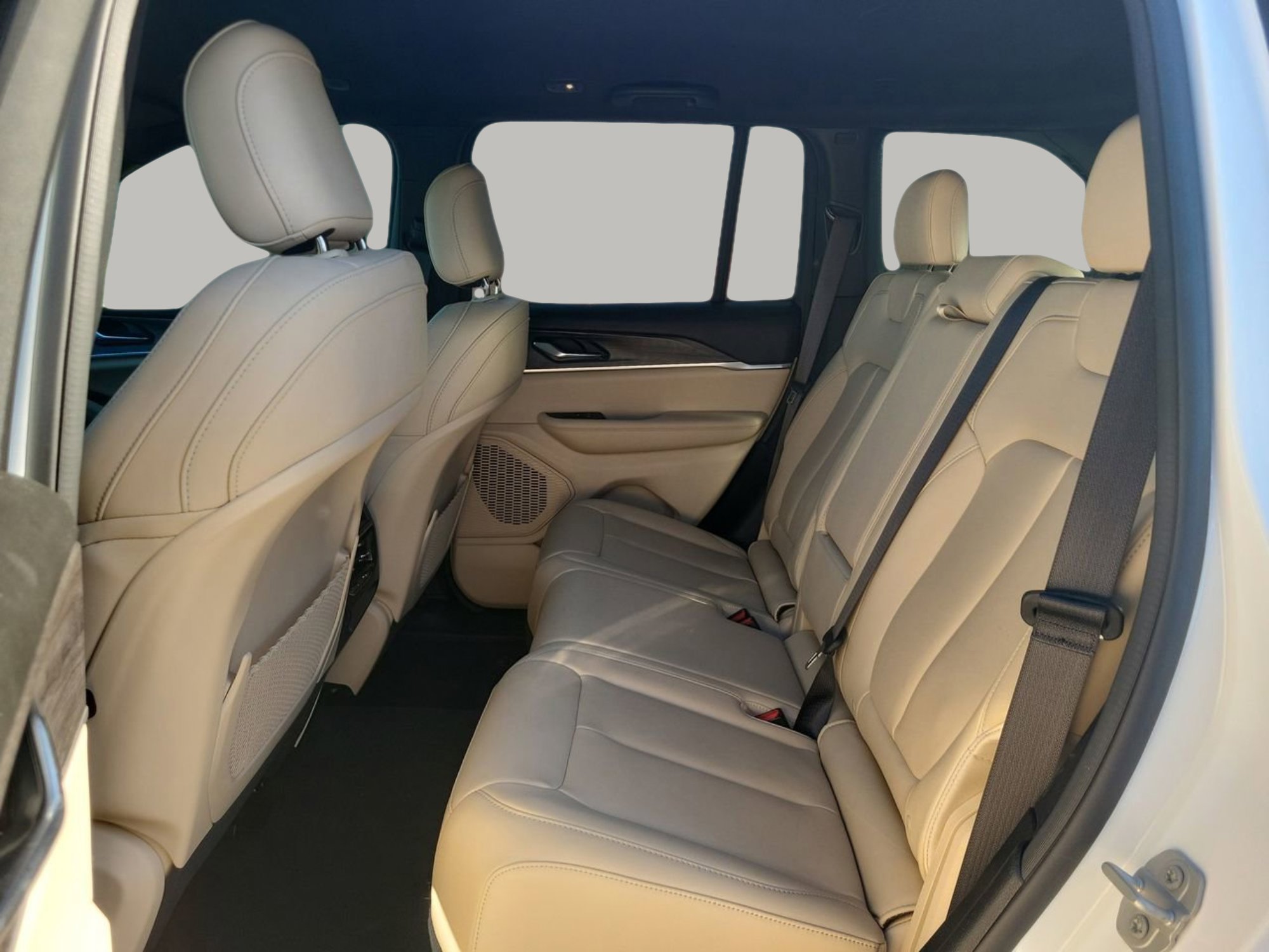 Used 2024 Jeep Grand Cherokee Limited image 16