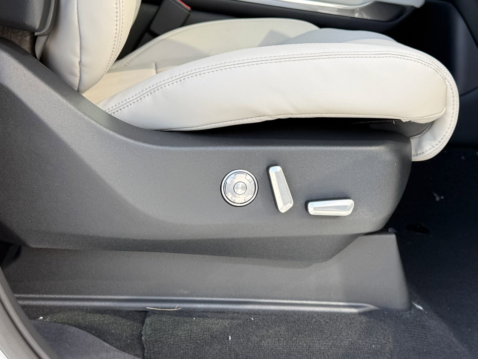 New 2026 Lincoln Navigator L Reserve image 13