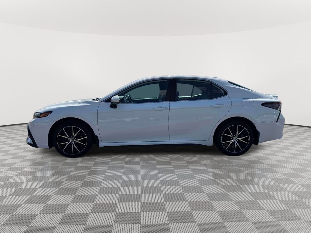 Used 2024 Toyota Camry SE w/ Cold Weather Package FWD image 4