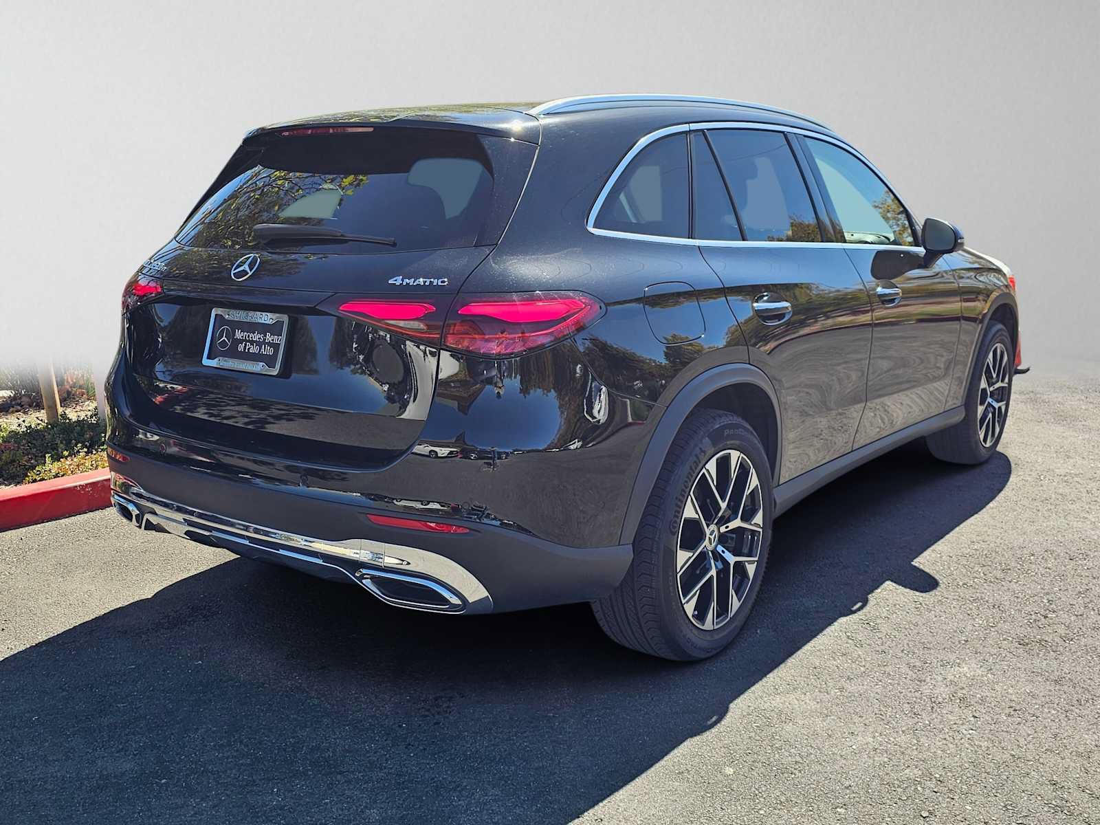 Used 2025 Mercedes-Benz GLC 350e 4MATIC image 3