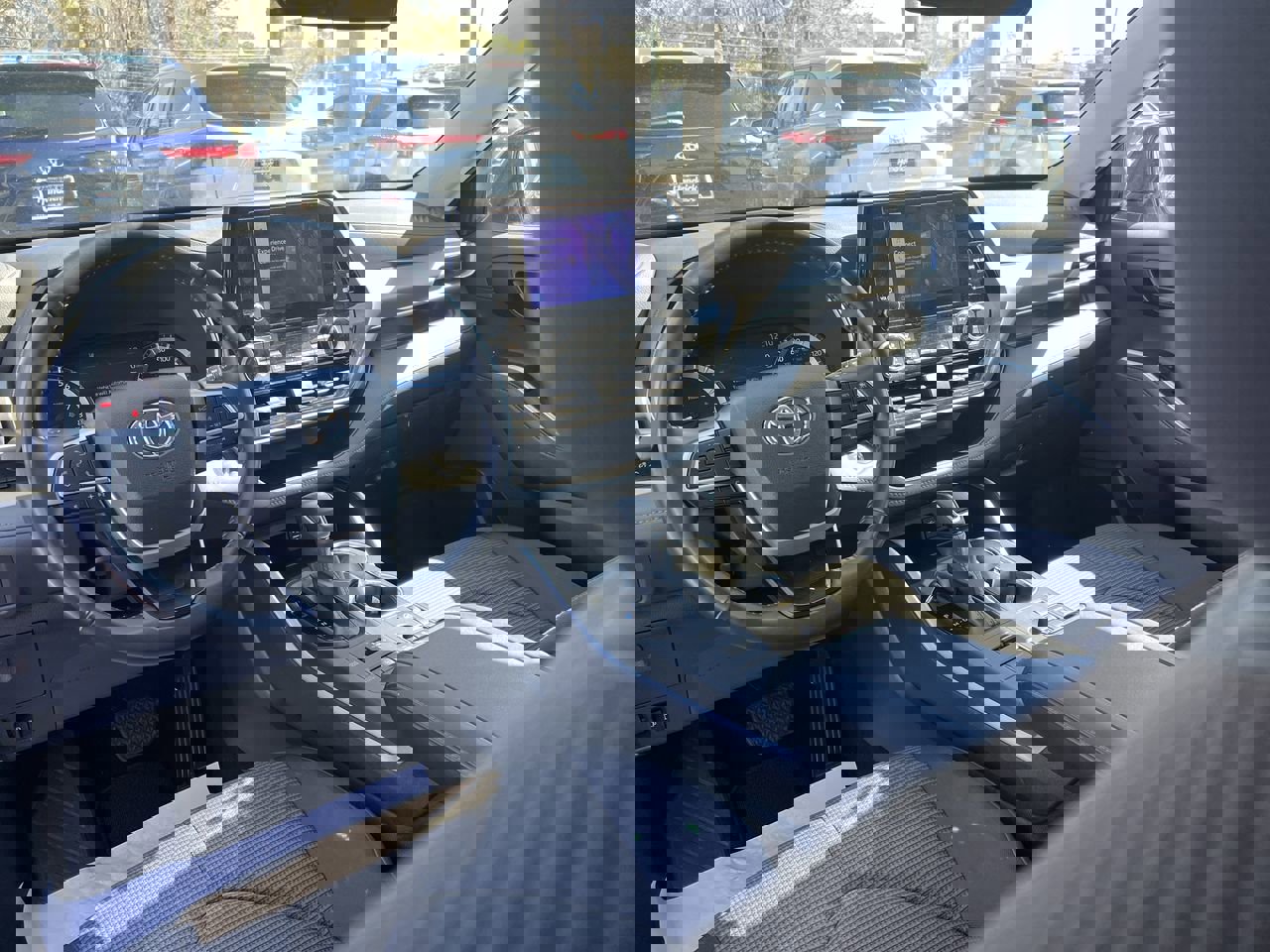 Used 2024 Toyota Highlander LE AWD/4WD image 30