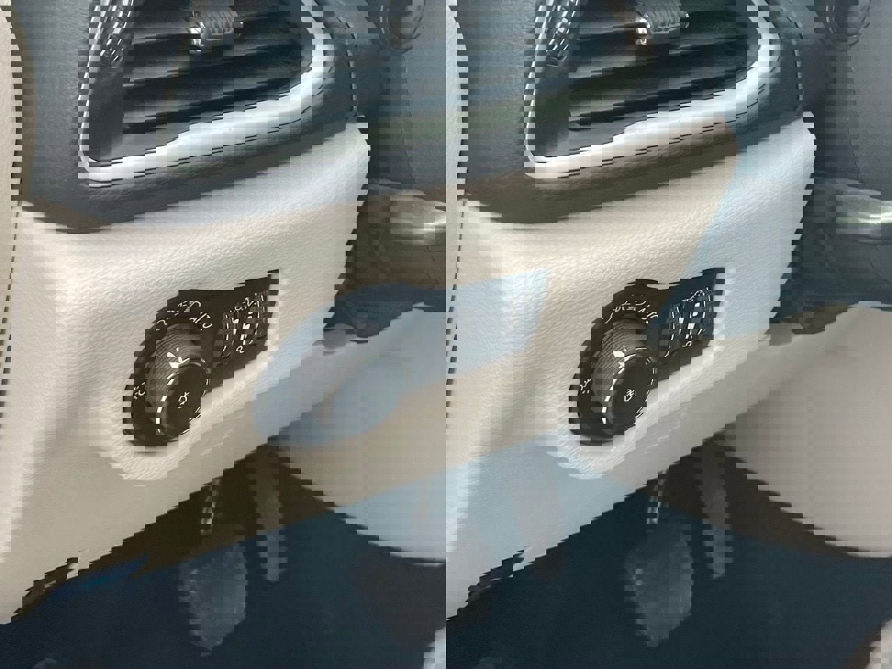 Used 2024 Chrysler Pacifica Touring-L FWD image 6