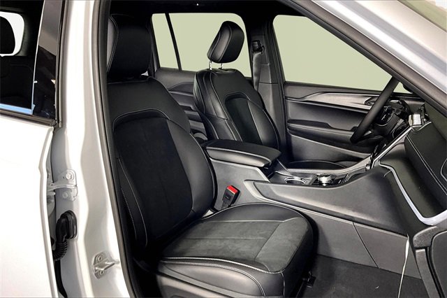 New 2025 Jeep Grand Cherokee Laredo image 12