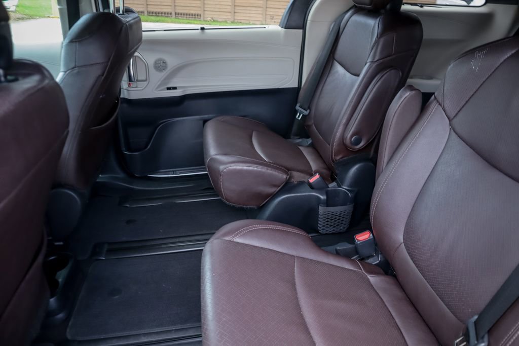 Used 2023 Toyota Sienna Platinum AWD/4WD image 23