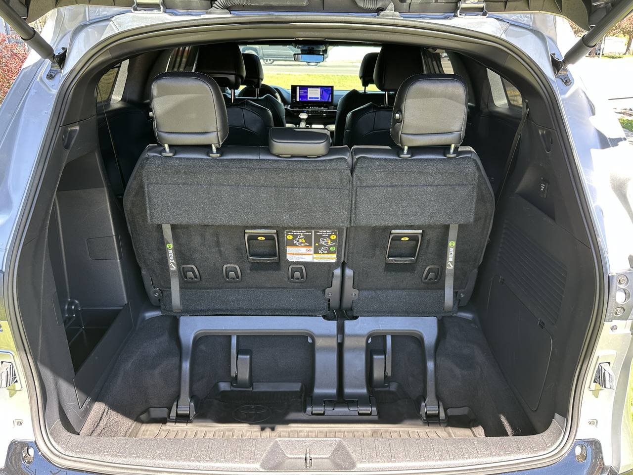 Used 2025 Toyota Sienna Platinum AWD/4WD image 29