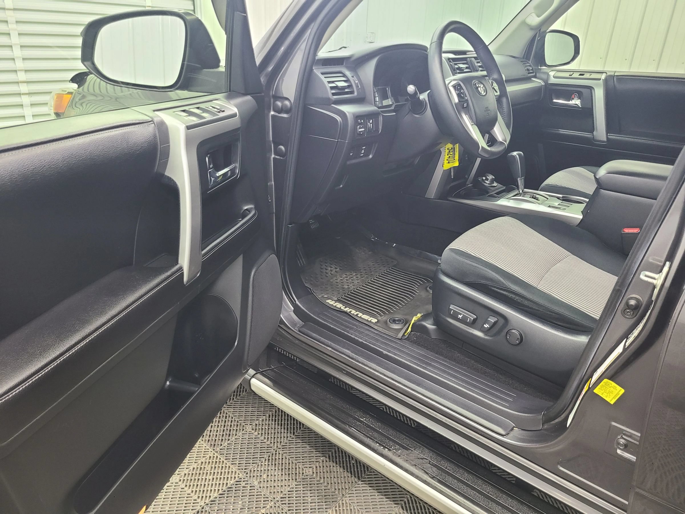 Used 2017 Toyota 4Runner SR5 AWD/4WD image 19