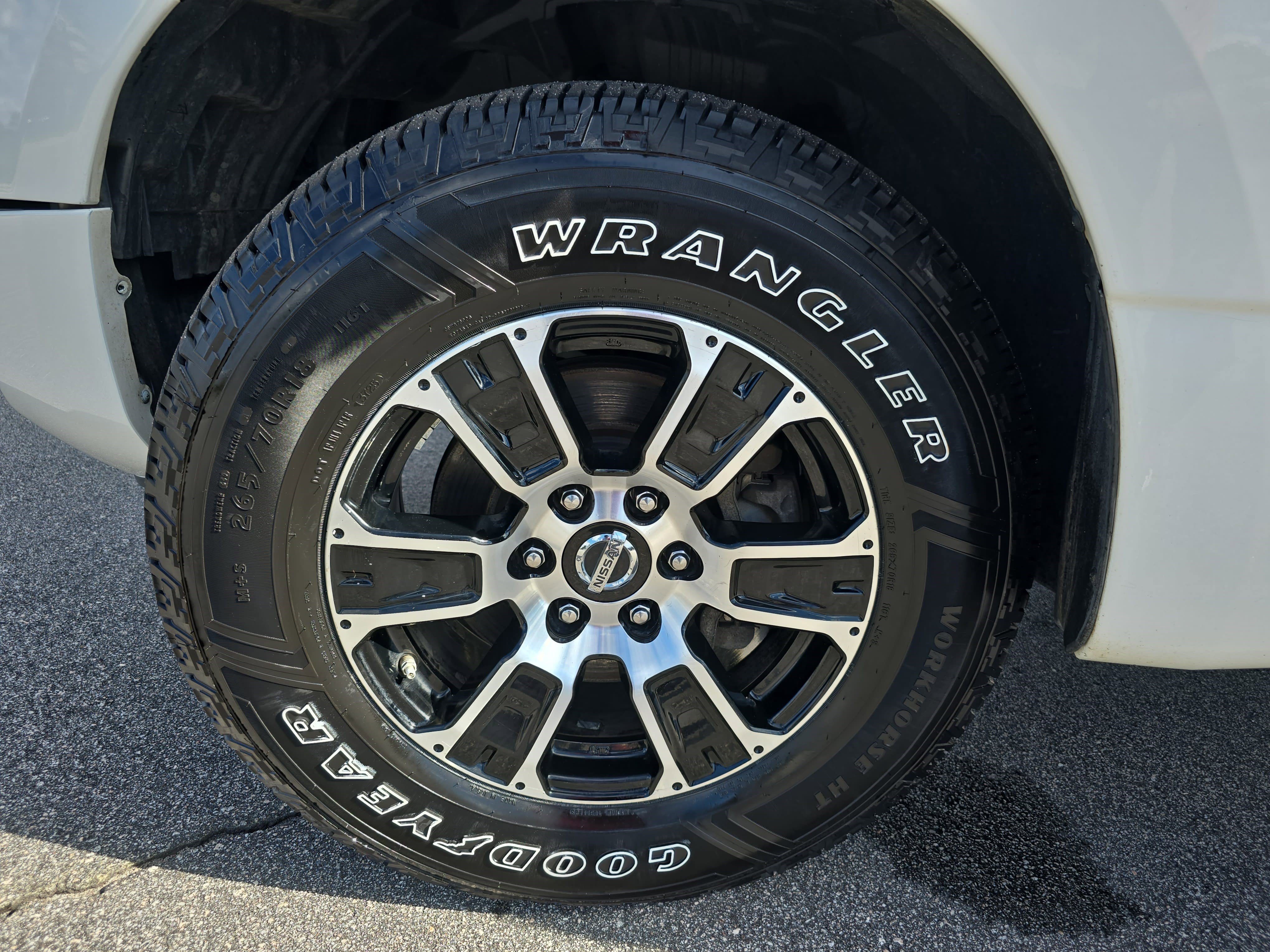 Used 2022 Nissan Titan SV image 32