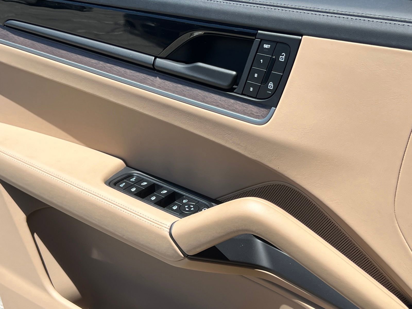 Certified 2025 Porsche Cayenne GTS AWD/4WD image 32