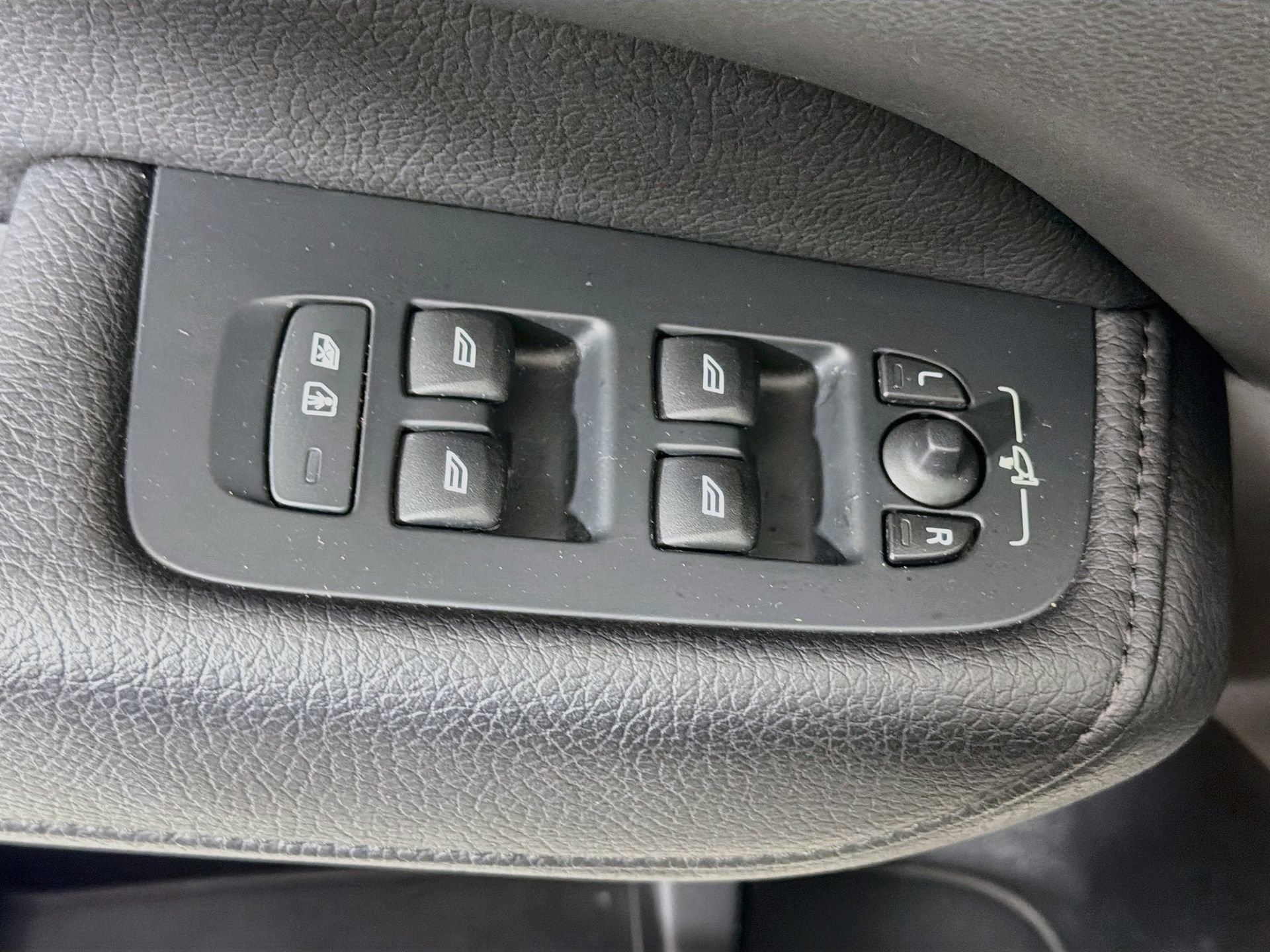 Used 2021 Volvo XC60 T5 Momentum w/ Premium Package FWD image 18