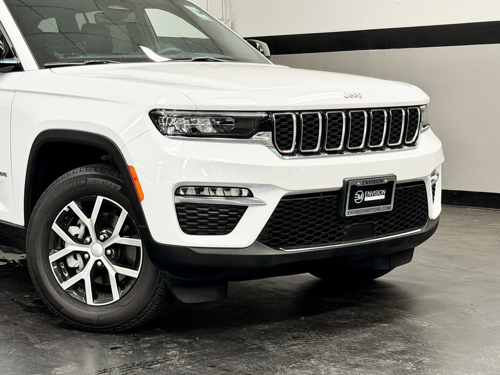 Used 2024 Jeep Grand Cherokee Limited RWD image 3