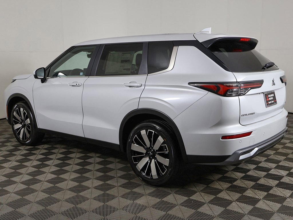 New 2025 Mitsubishi Outlander SE image 16