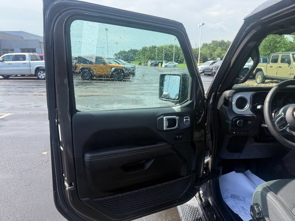 Used 2025 Jeep Wrangler Unlimited Sahara AWD/4WD image 15