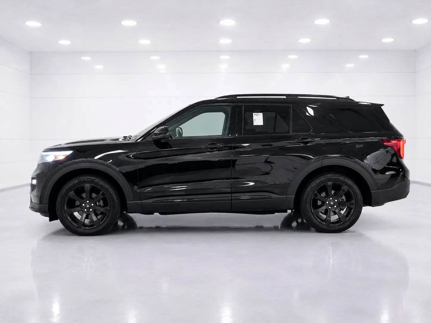 Used 2023 Ford Explorer ST-Line w/ Class IV Trailer Tow Package AWD/4WD image 2