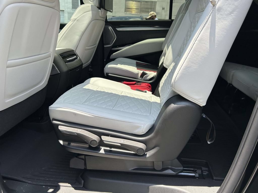 New 2026 Cadillac Escalade ESV V AWD/4WD image 13