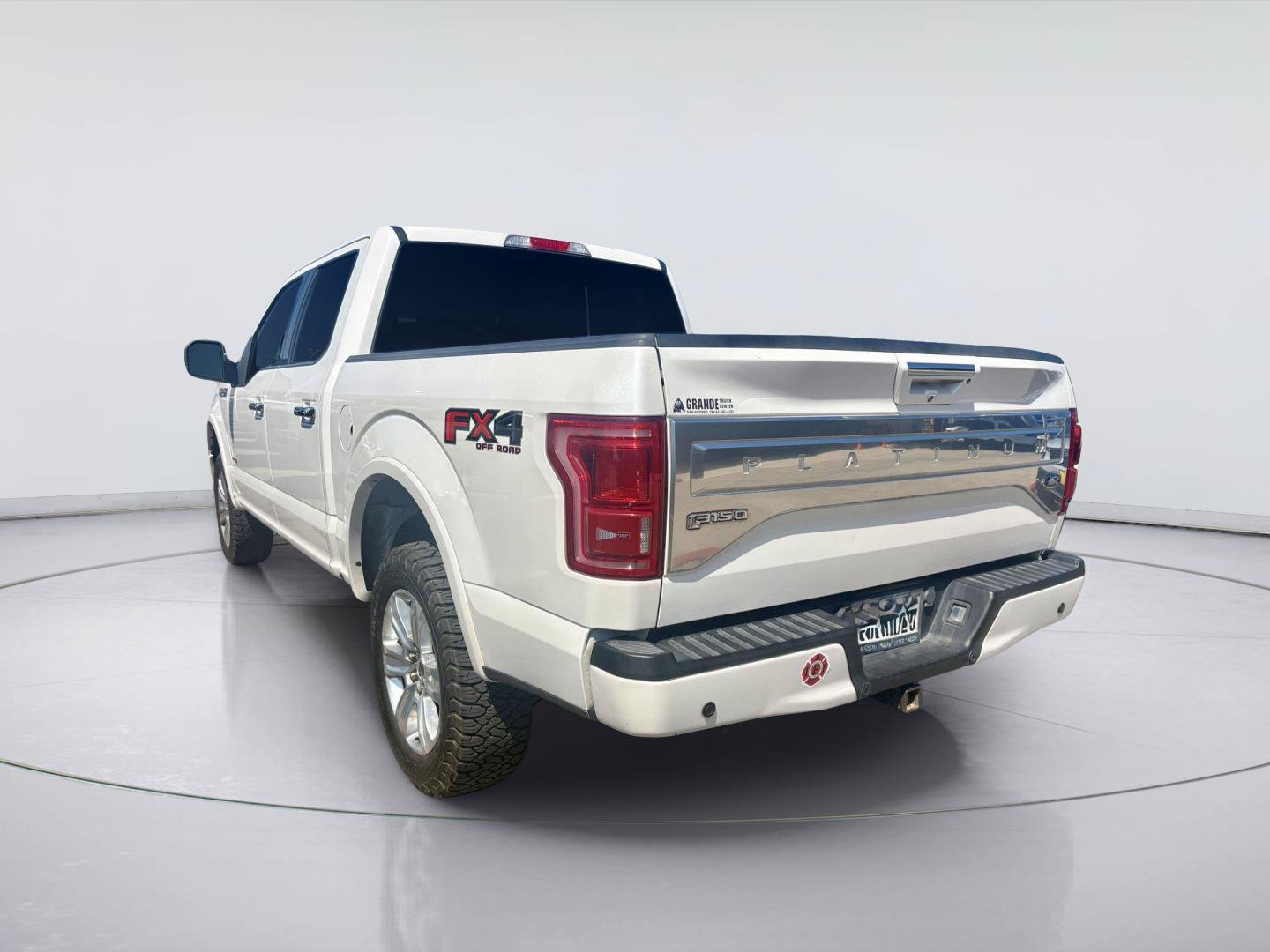 Used 2015 Ford F150 Platinum w/ Equipment Group 701A Luxury AWD/4WD image 4