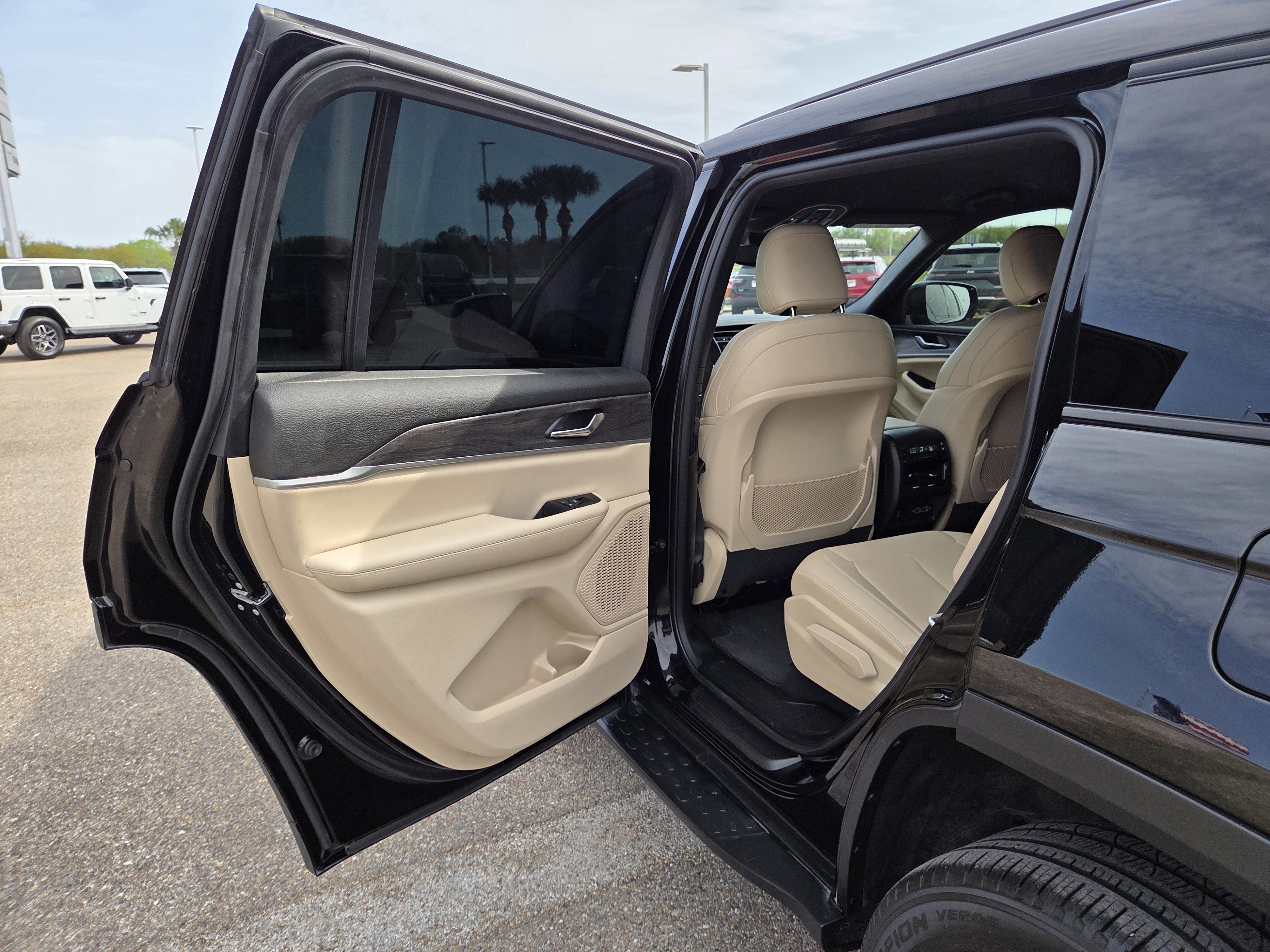 Used 2024 Jeep Grand Cherokee L Limited w/ Black Appearance Package image 14