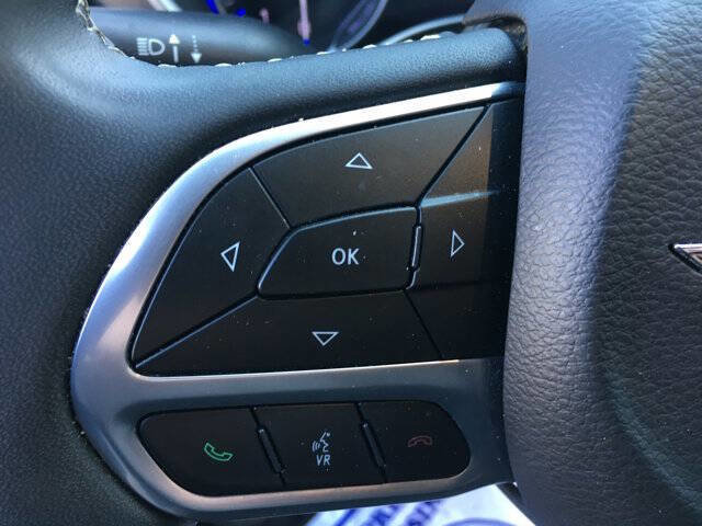 Used 2024 Chrysler Pacifica Touring-L image 10