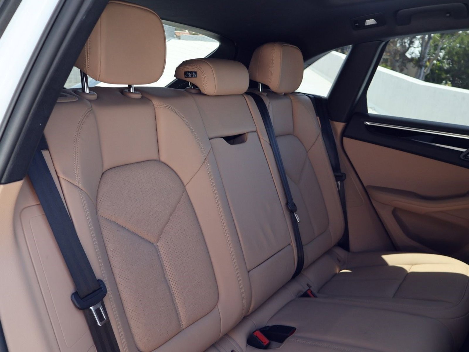 Certified 2022 Porsche Macan AWD/4WD image 23