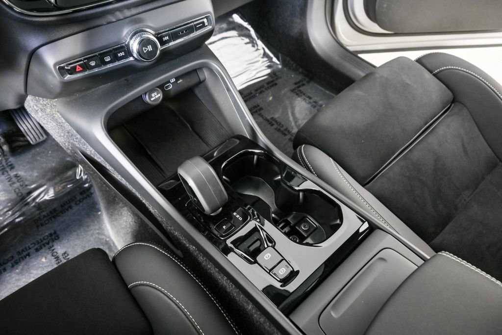 Certified 2025 Volvo XC40 B5 Plus image 18