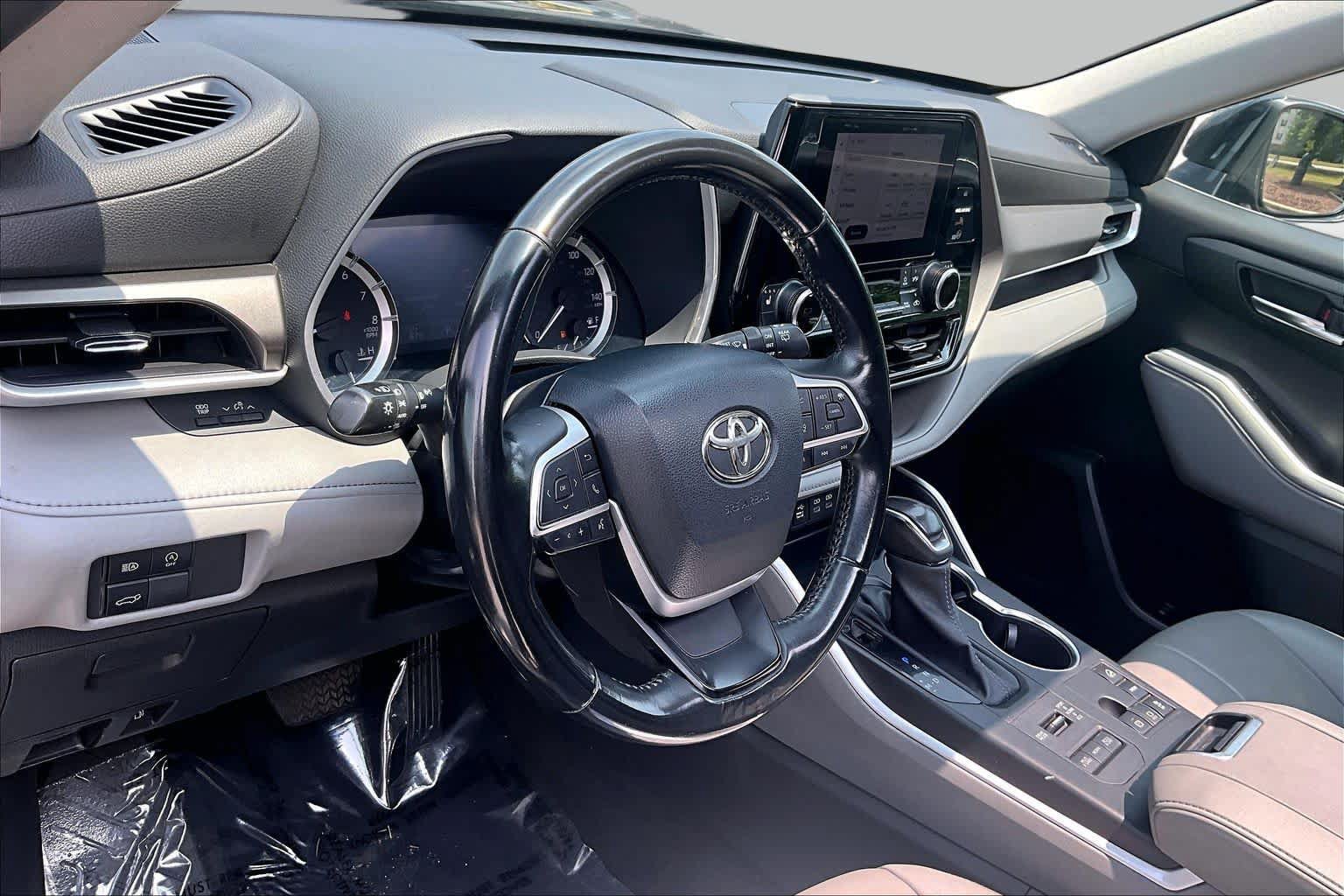 Used 2023 Toyota Highlander XLE AWD/4WD image 18