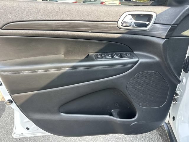 Used 2019 Jeep Grand Cherokee Laredo AWD/4WD image 15