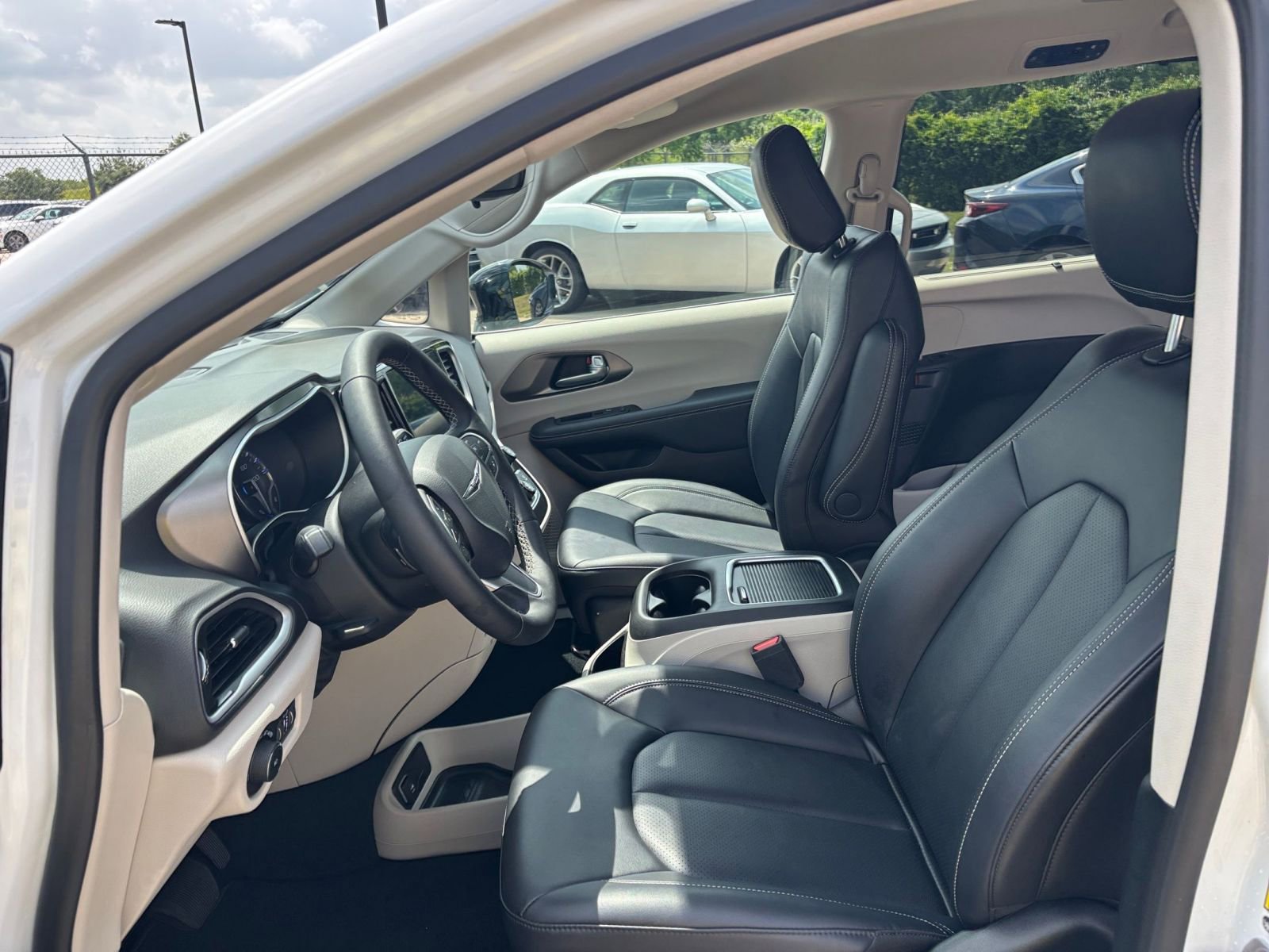 Used 2024 Chrysler Pacifica Touring-L image 27