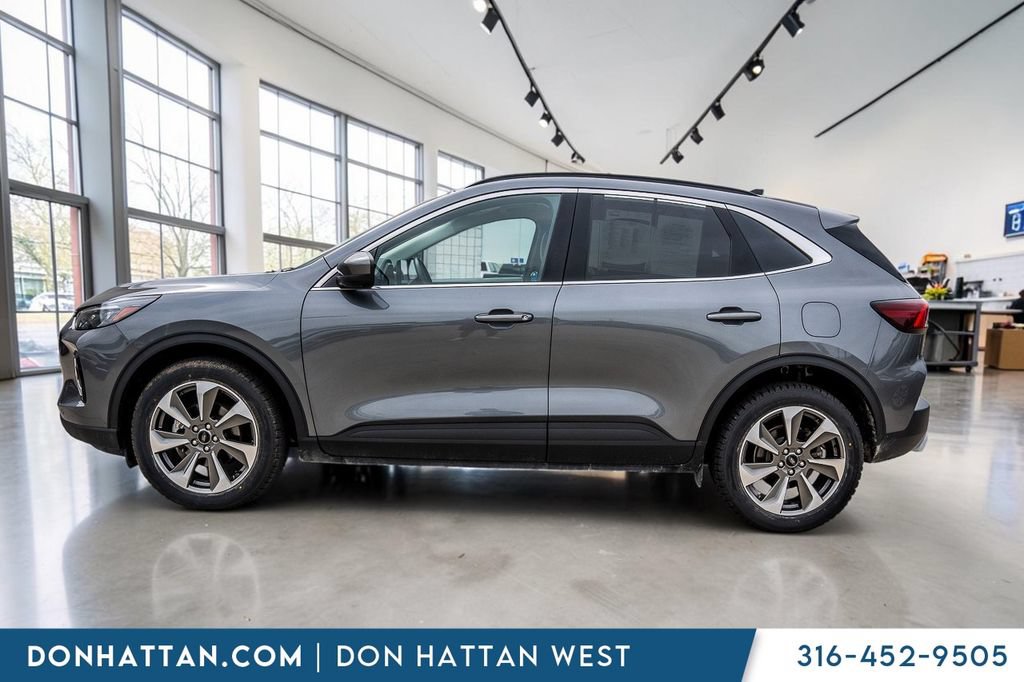 Used 2023 Ford Escape Platinum AWD/4WD image 2