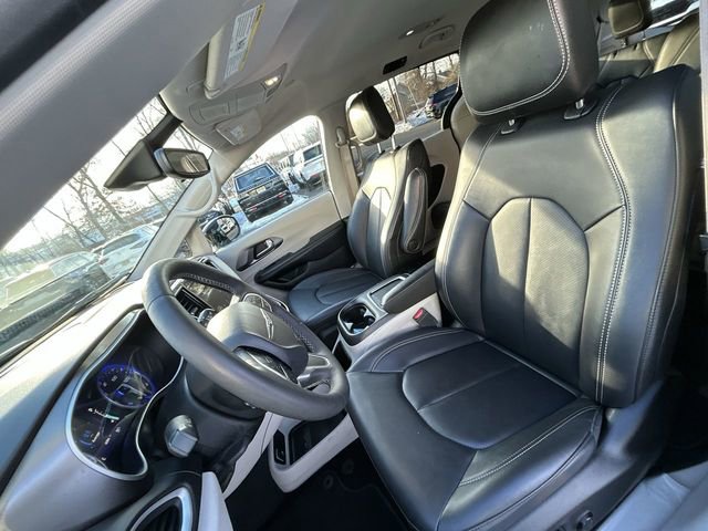 Used 2024 Chrysler Pacifica Touring-L image 15
