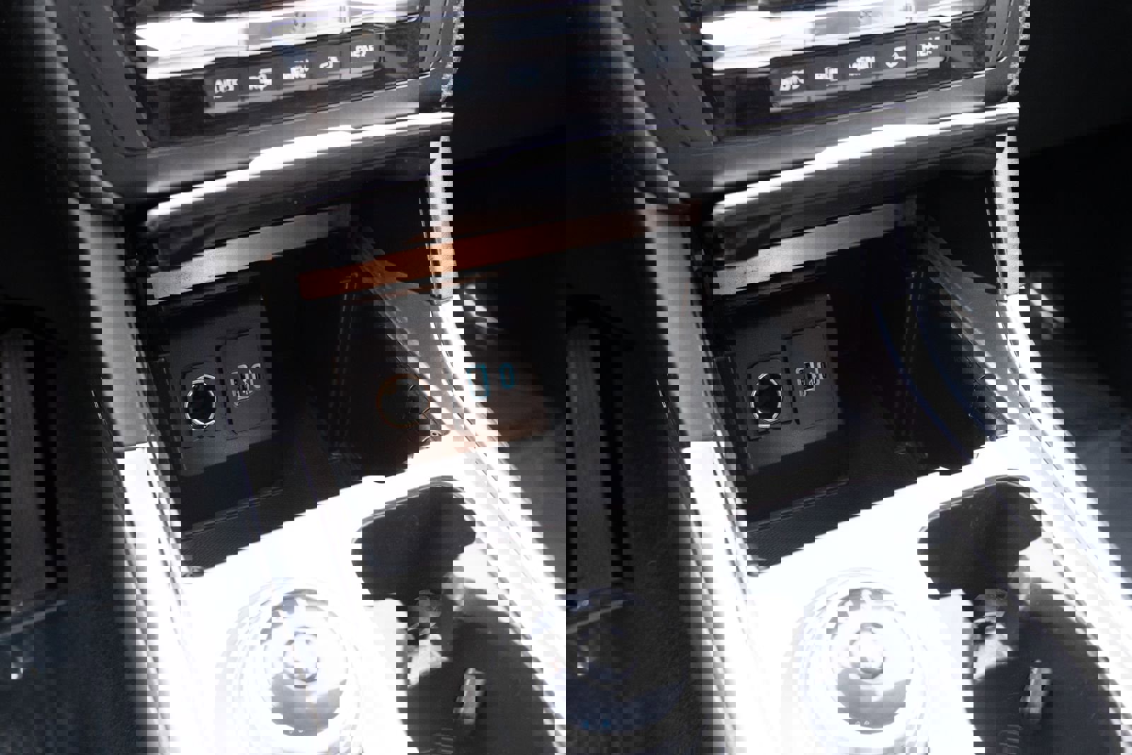 Used 2020 Ford Explorer XLT w/ Equipment Group 202A image 5