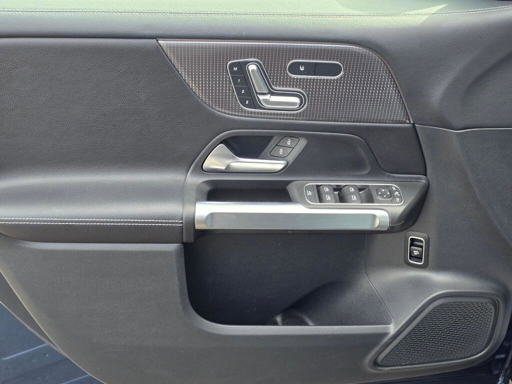 Used 2023 Mercedes-Benz GLB 250 4MATIC w/ Premium Package image 36