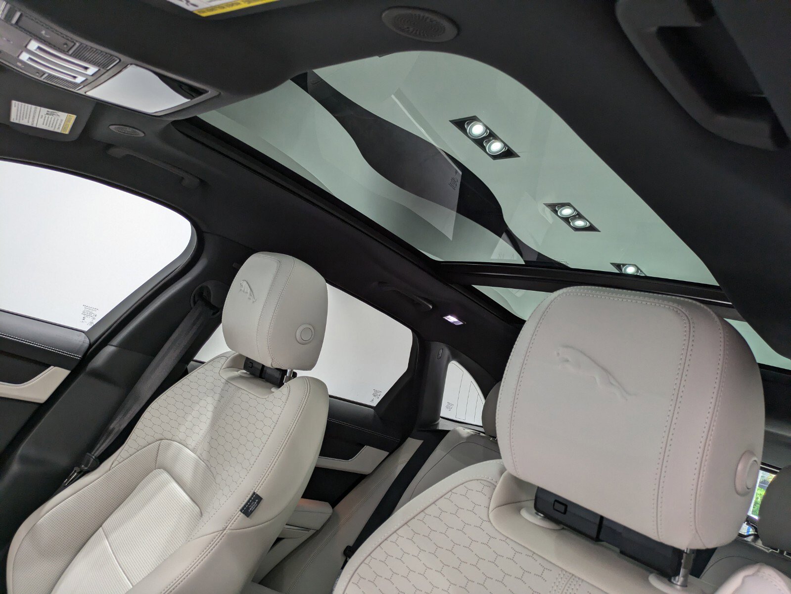 Used 2025 Jaguar F-PACE R-Dynamic S image 9