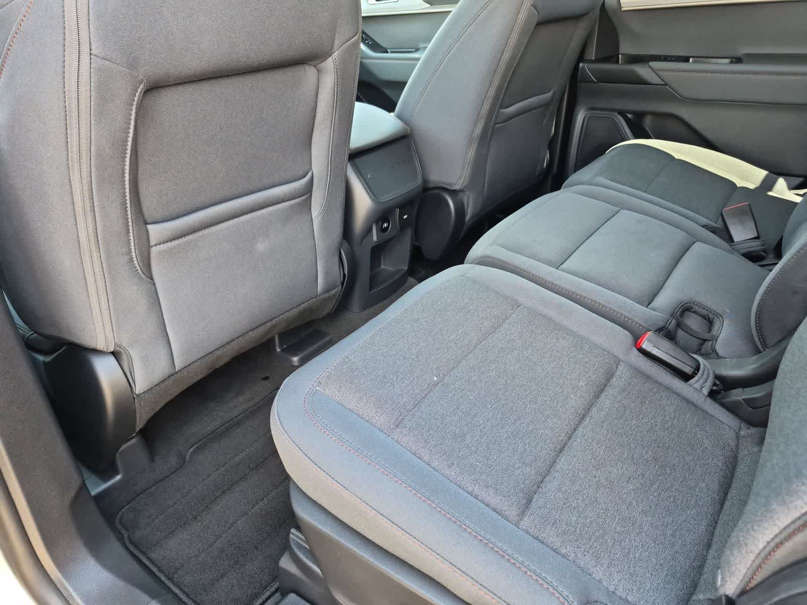 Used 2025 Ford Explorer Active AWD/4WD image 17