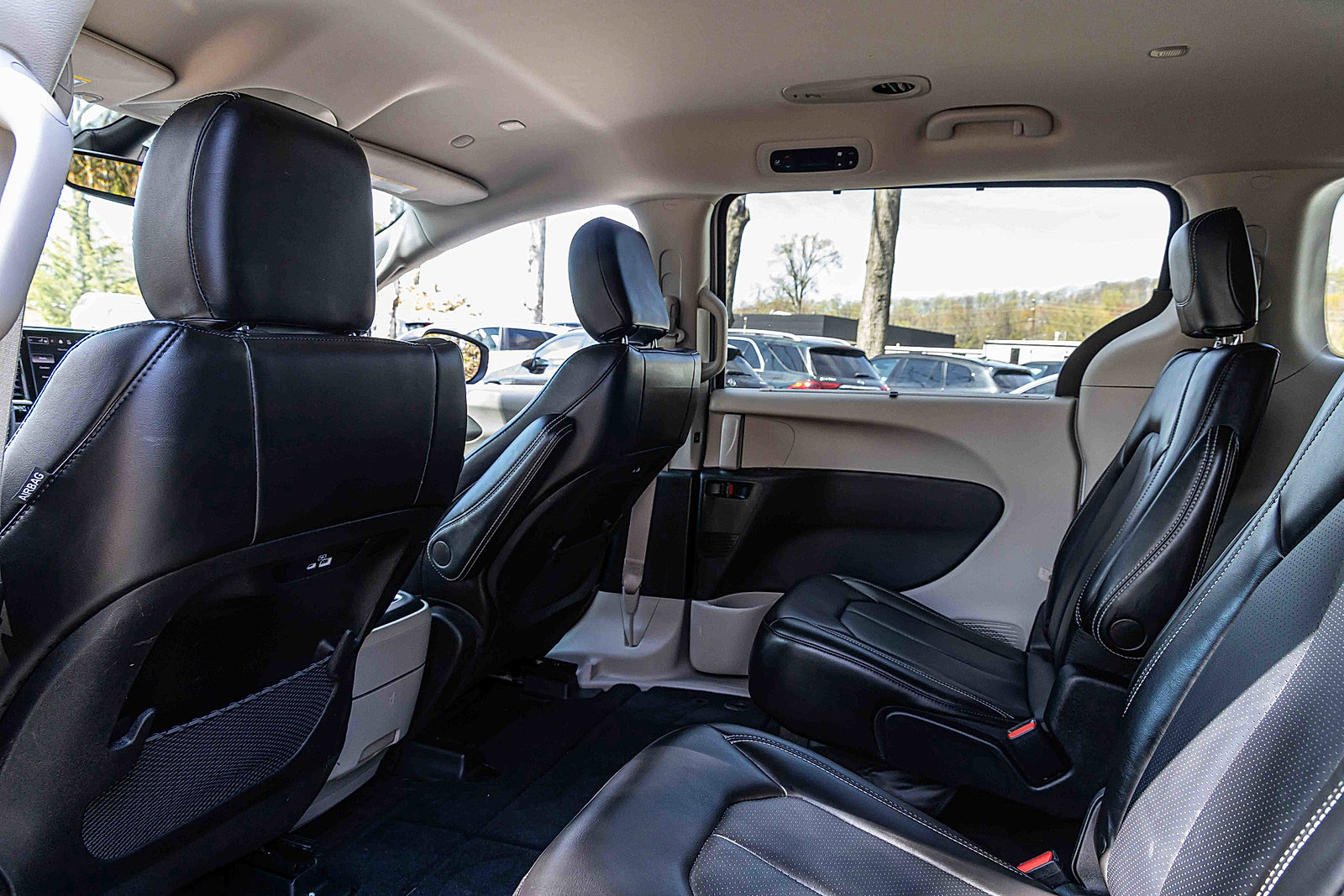 Used 2023 Chrysler Pacifica Touring-L FWD image 23