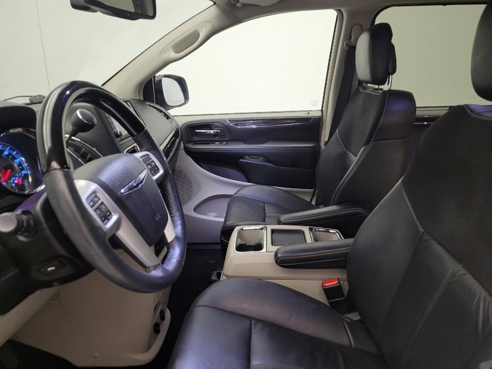 Used 2014 Chrysler Town & Country Limited w/ Luxury Group FWD image 17