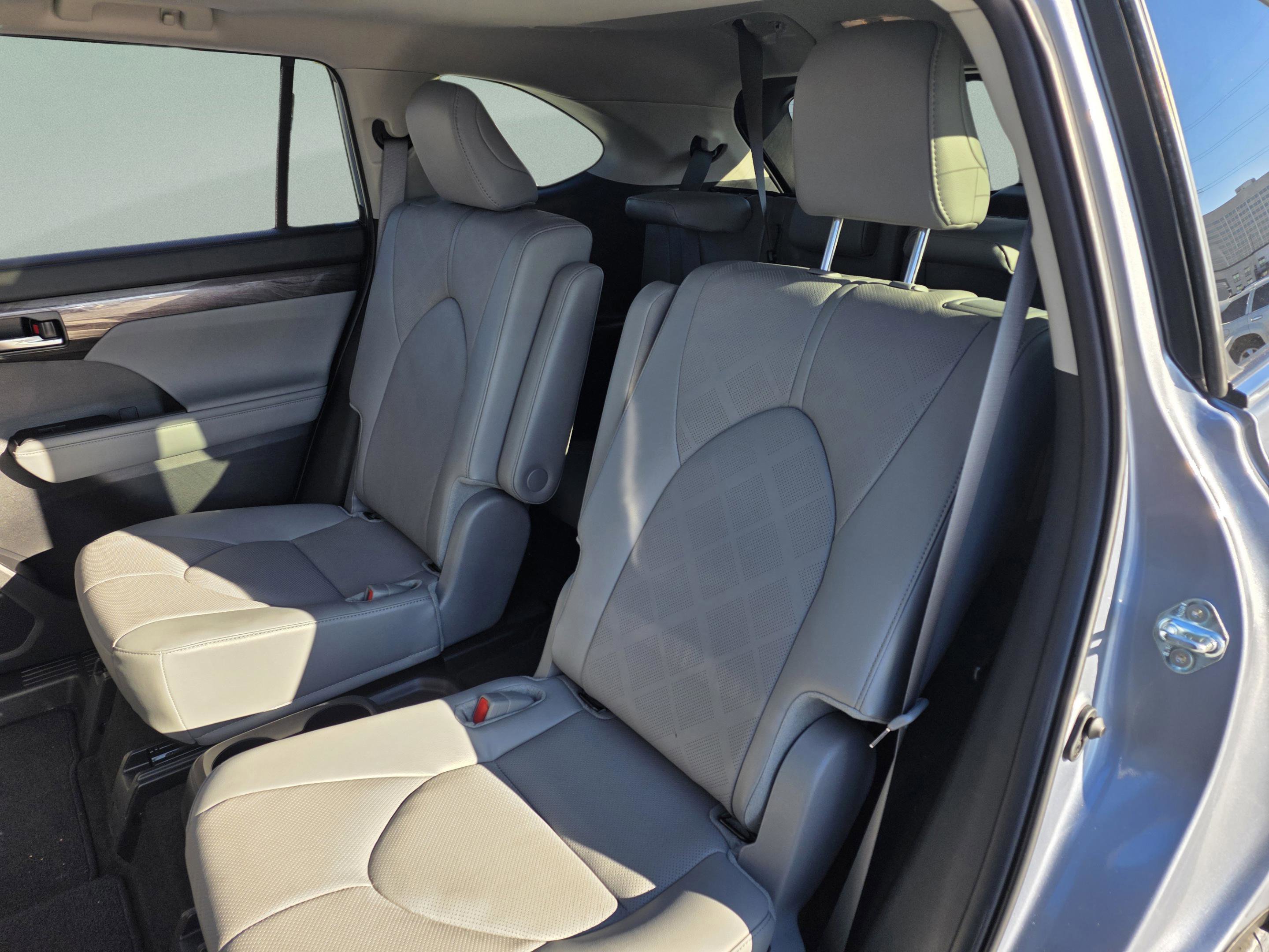 Used 2024 Toyota Highlander Platinum image 18