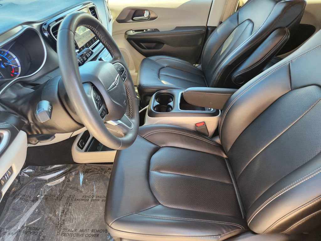 Used 2024 Chrysler Pacifica Select image 3