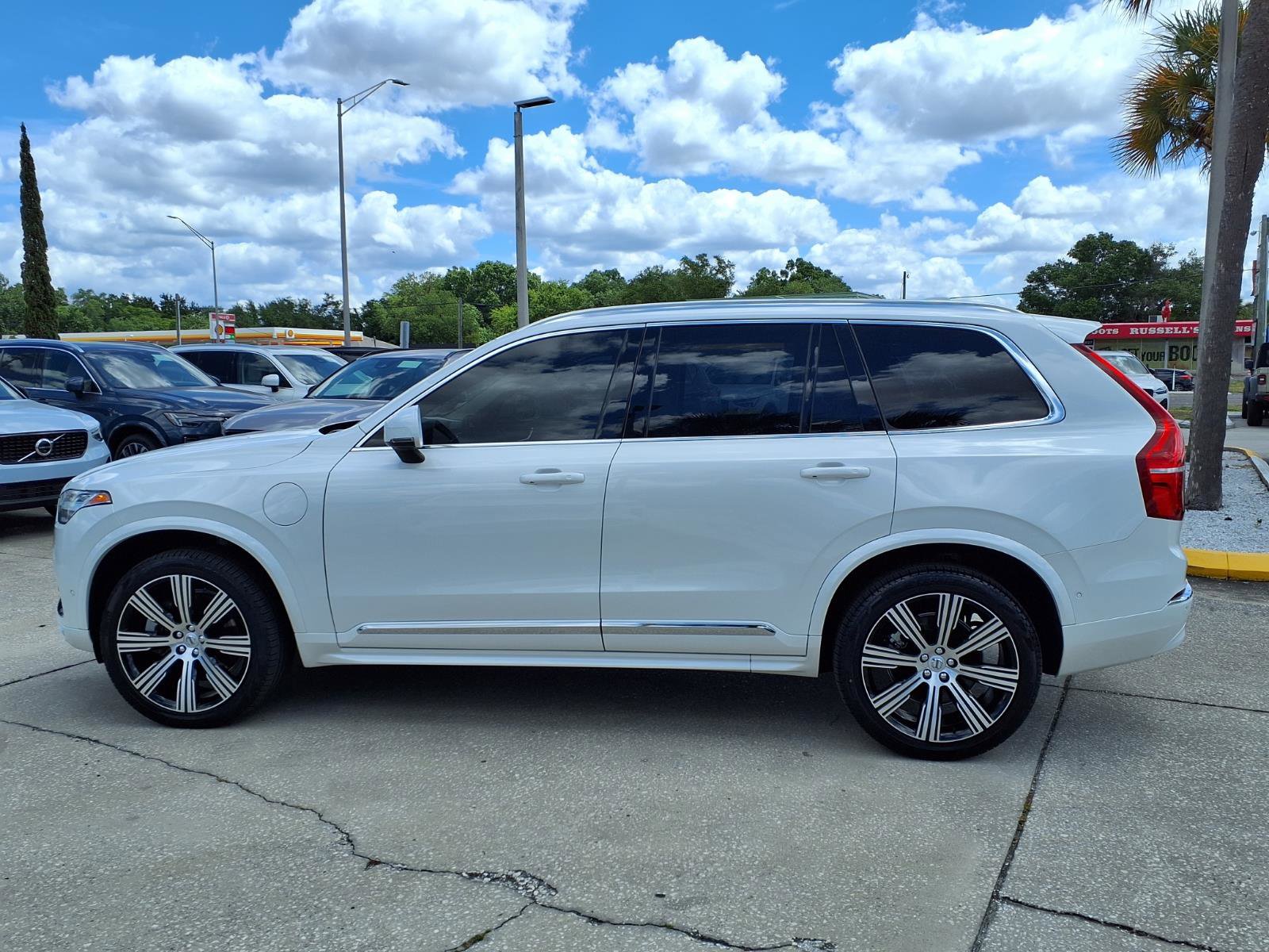 Certified 2025 Volvo XC90 T8 Plus w/ Protection Package Premier AWD/4WD image 4
