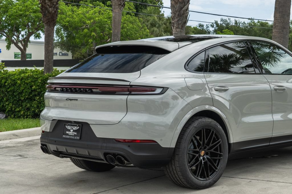 Used 2025 Porsche Cayenne Coupe AWD/4WD image 7