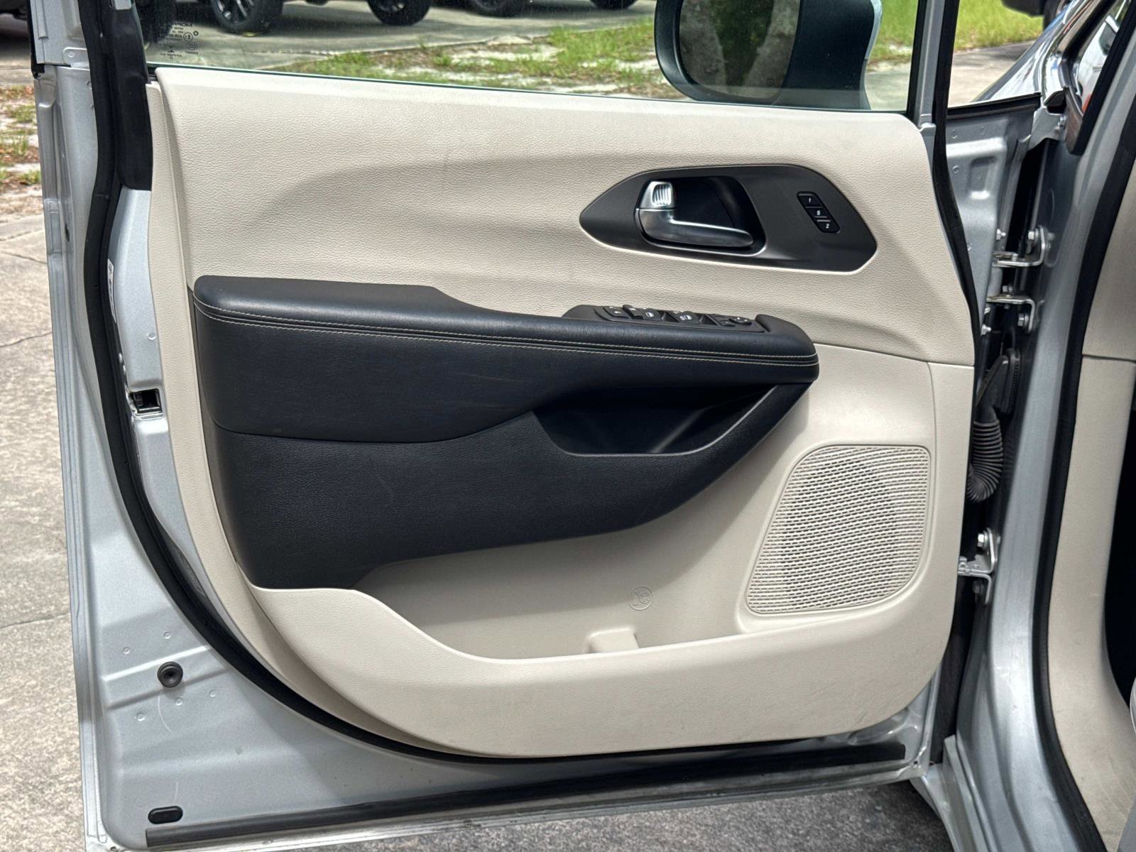 Certified 2023 Chrysler Pacifica Touring-L image 16