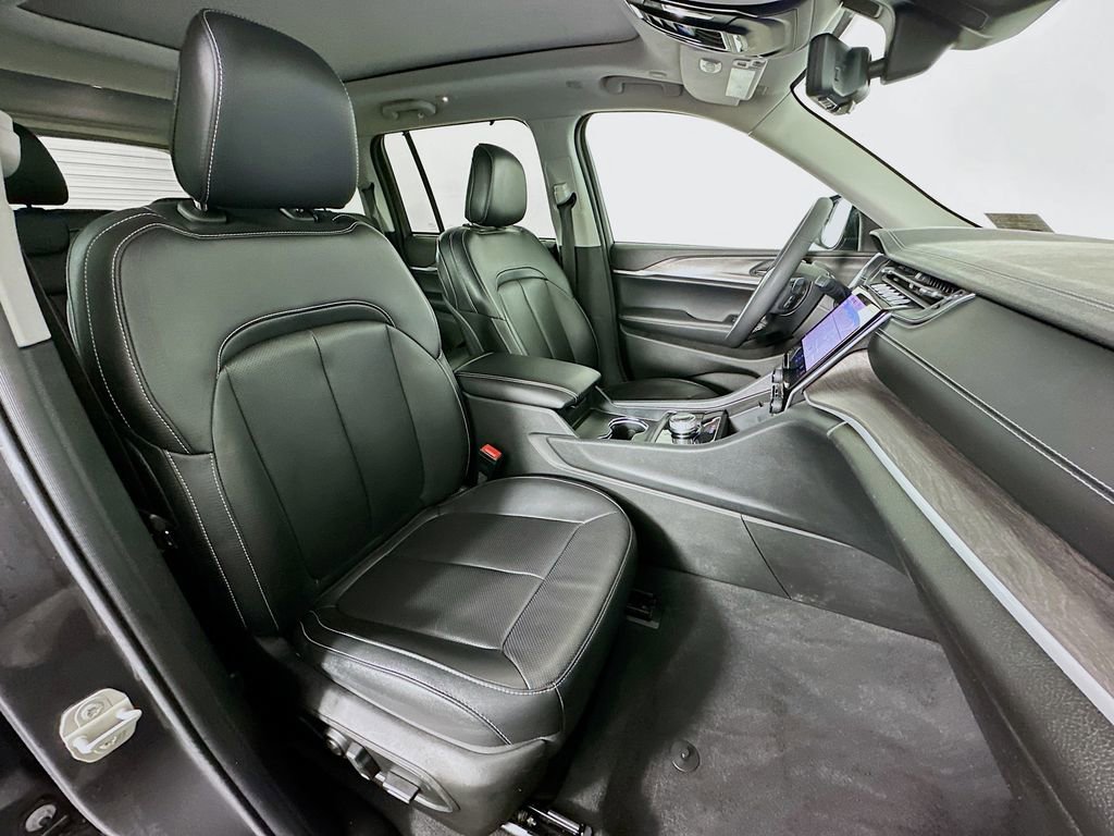 Used 2024 Jeep Grand Cherokee Limited w/ Luxury Tech Group II image 29