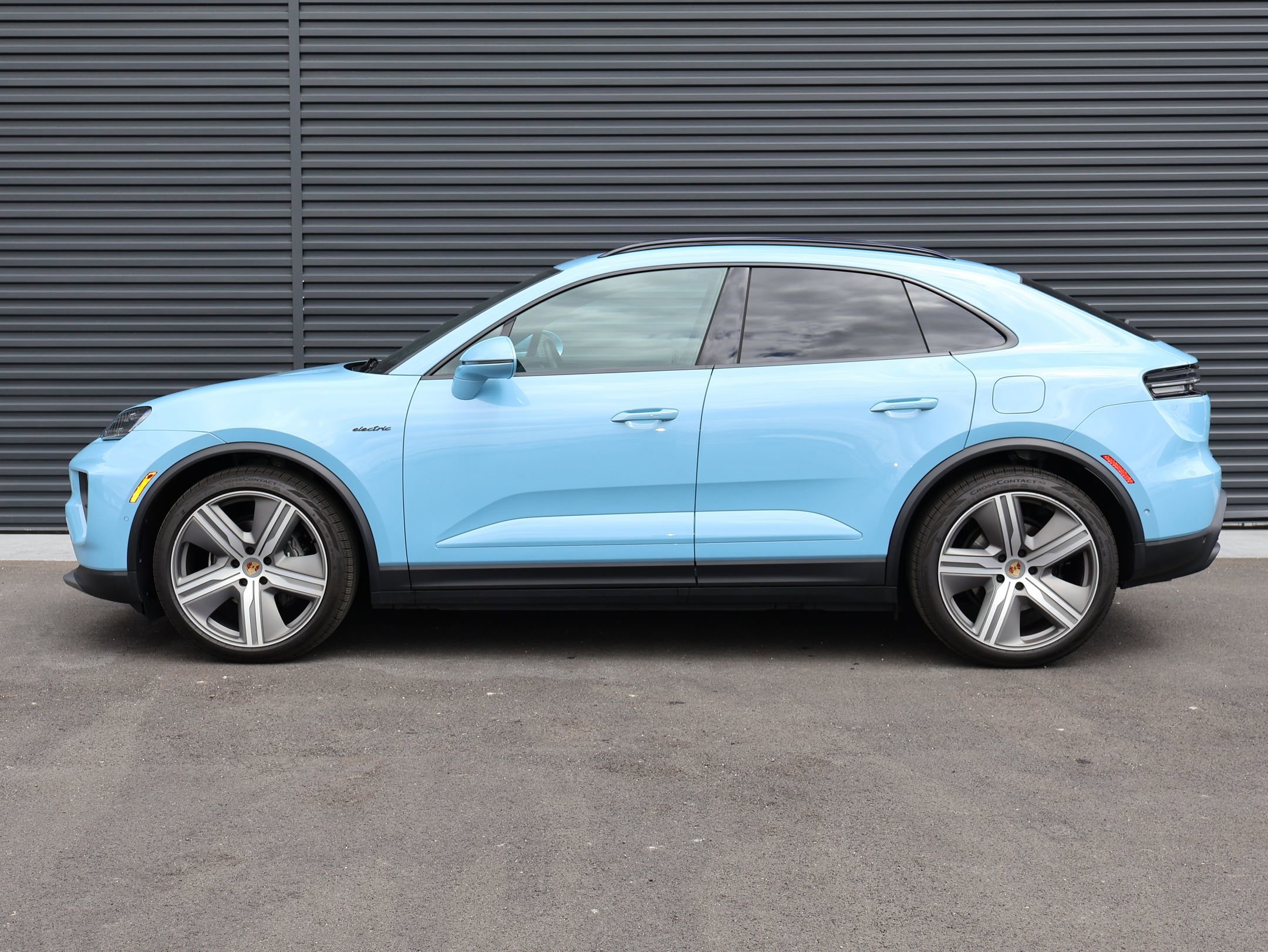 Certified 2025 Porsche Macan 4 Electric AWD/4WD image 2