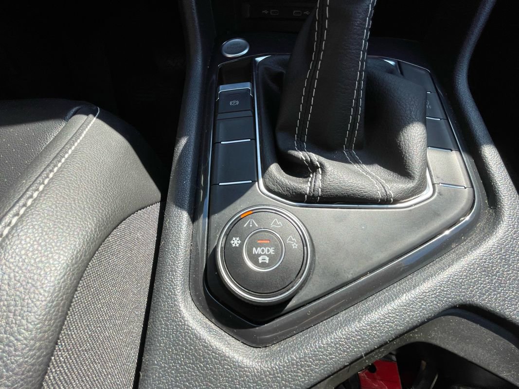 Used 2022 Volkswagen Tiguan SE AWD/4WD image 16