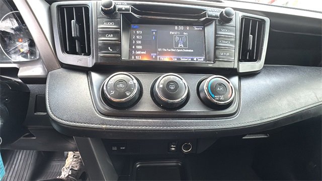 Used 2018 Toyota RAV4 LE image 17