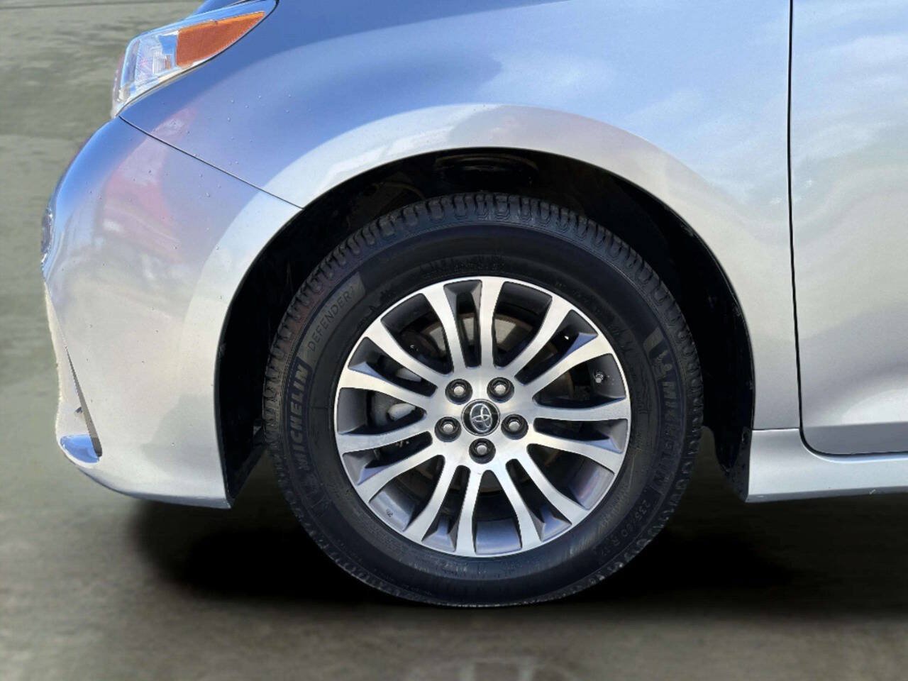 Used 2020 Toyota Sienna XLE FWD image 40