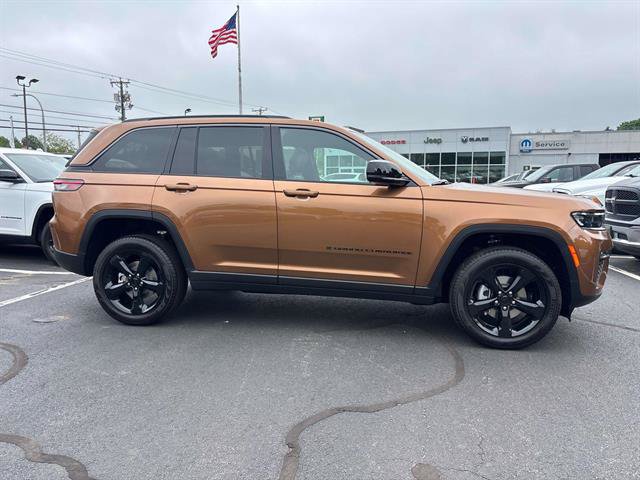 New 2026 Jeep Grand Cherokee Limited w/ Limited Altitude Package AWD/4WD image 2