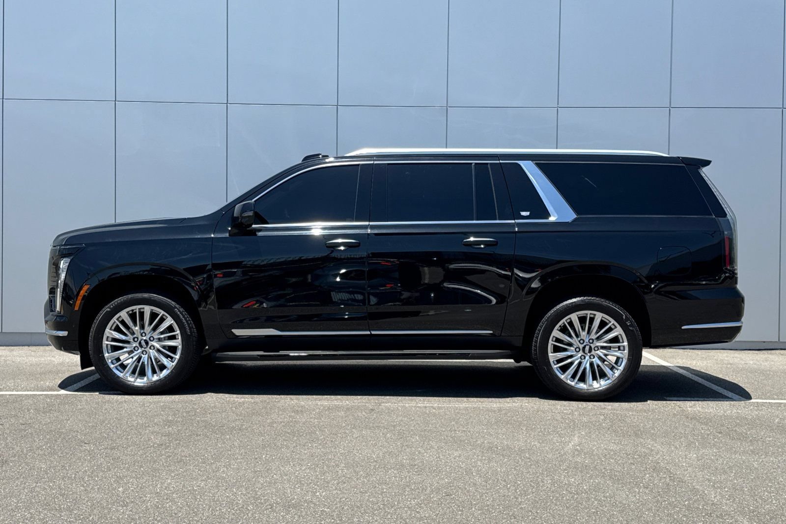Used 2025 Cadillac Escalade ESV Luxury AWD/4WD image 2