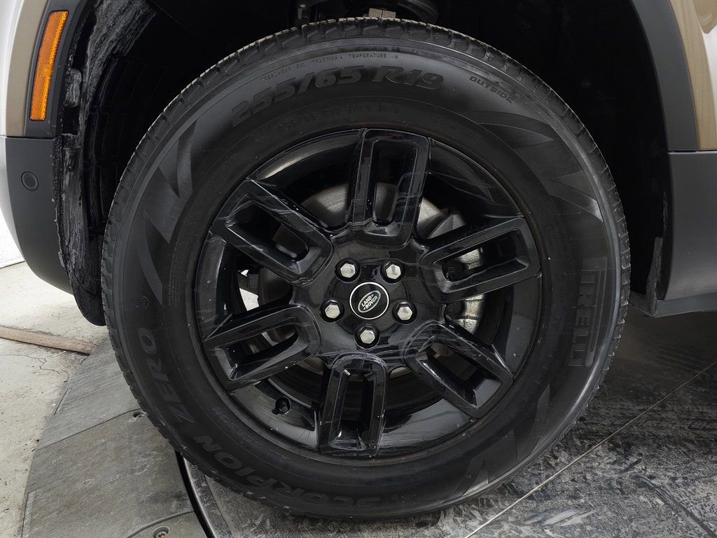 Used 2025 Land Rover Defender 110 S image 12
