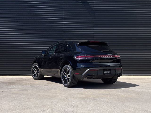 Certified 2022 Porsche Macan AWD/4WD image 3